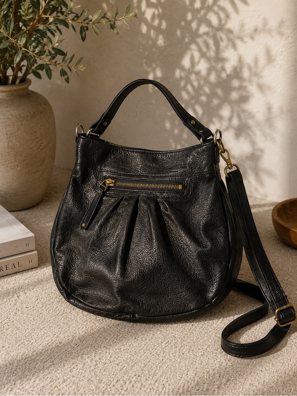 Vintage Roots Black Pebbled Leather Olivia Hobo Crossbody Bag Gold Metal Y2K